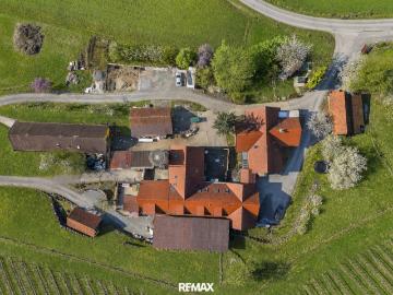 Bäuerliches Anwesen mit Kellerstöckl, Werkstatt, Wirtschaftsgebäuden und sieben Wohneinheiten in St. Nikolai im Sausal