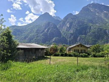 Bauplatz mit Dorfhaus zum Renovieren