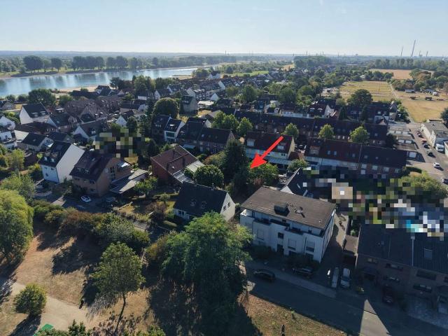 Baugrundstück in Rheinnähe mit positivem Bauvorbescheid für ein Mehrfamilienhaus und Altbestand