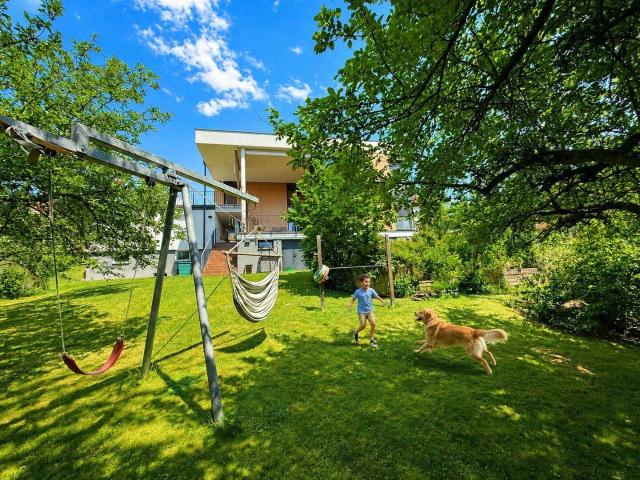 Baumeisterhaus mit Panoramablick ein Zuhause, das mehr kann! Moderne Technik trifft private Wohlfühlmomente in Sackgassenlage! Blick über das Raabtal