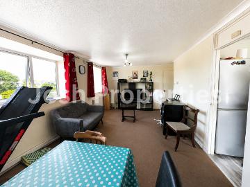 Bawdsey Avenue, Ilford IG2 2 bed flat to rent £1,650 pcm £381 pw