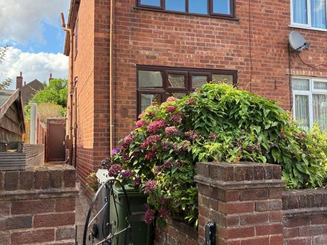 Baxter Avenue, Kidderminster, DY10 2 bed semi detached house to rent £1,100 pcm £254 pw