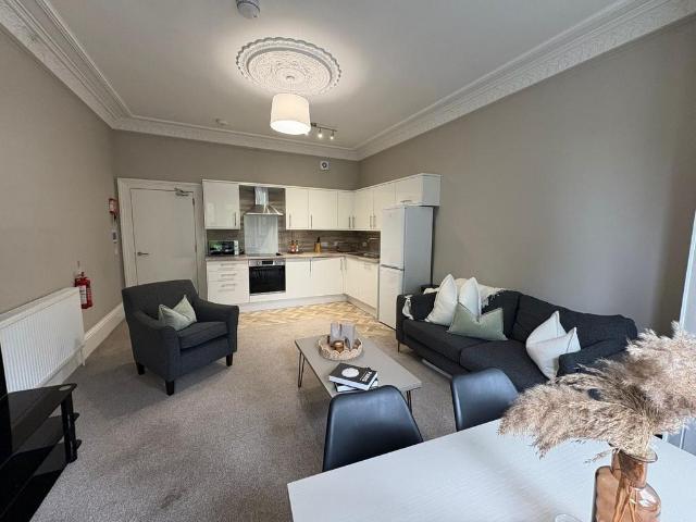 Baxter Park Terrace Stobswell, Dundee. 3 bed flat to rent £1,225 pcm £283 pw