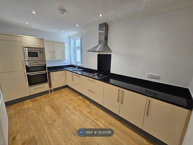 Bayview Apartments, Torquay TQ1, 2 bed flat to rent, £1,350 pcm | PrimeLocation