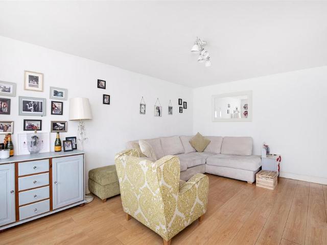 Bay Court, Ealing, W5 2 bed flat to rent £2,100 pcm £485 pw