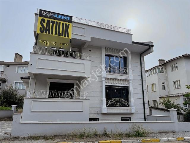 Bay lent Gayrimenkulden Eşsiz Manzaralı Satılık Lüks Villa