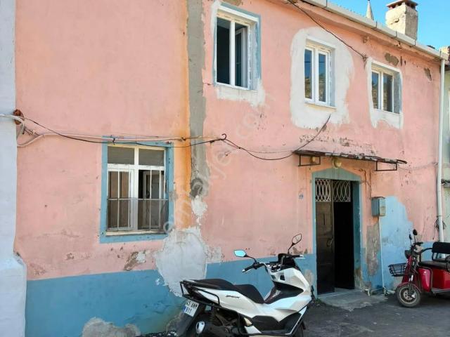 Bayındır Gayrımenkul Cami Mahallesi’nde Komple Satılık Mülk | Ev + 2 Dükkan
