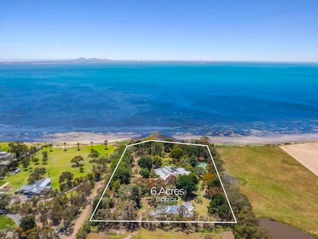 'Bay Park' A Modernist Estate On The Water's Edge