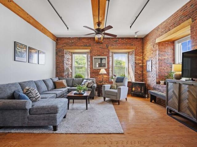 Bay Rd Unit,newmarket, Condo For Sale
