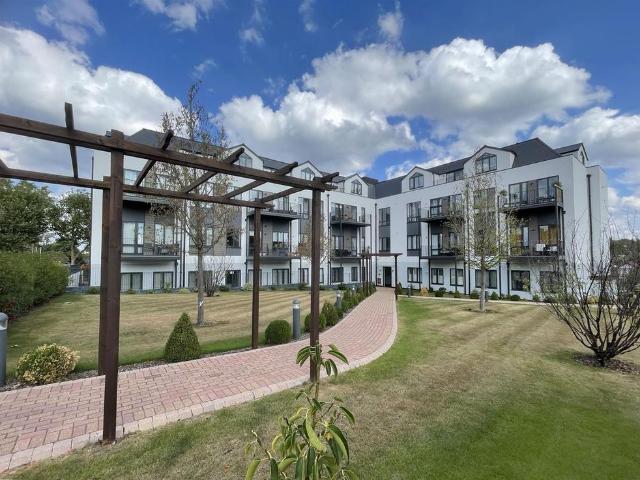 BAY TREE AVENUE, LEATHERHEAD, KT22 1 bed apartment to rent £1,400 pcm £323 pw