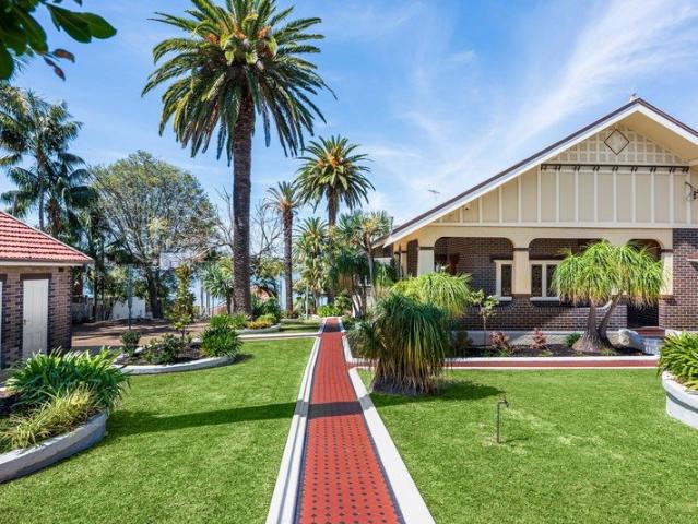 'Bay View' Landmark Waterfront Home