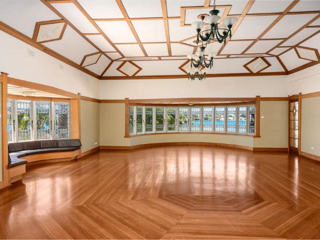 'bay View' Landmark Waterfront Home