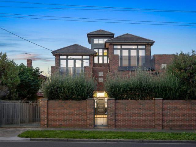 Bay view Living with Versatility & Potential