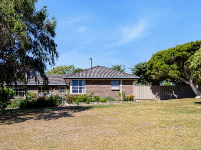 Bay Views, Beachside Living & Peaceful Privacy