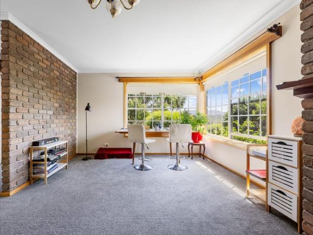 Bay Views, Beachside Living & Peaceful Privacy