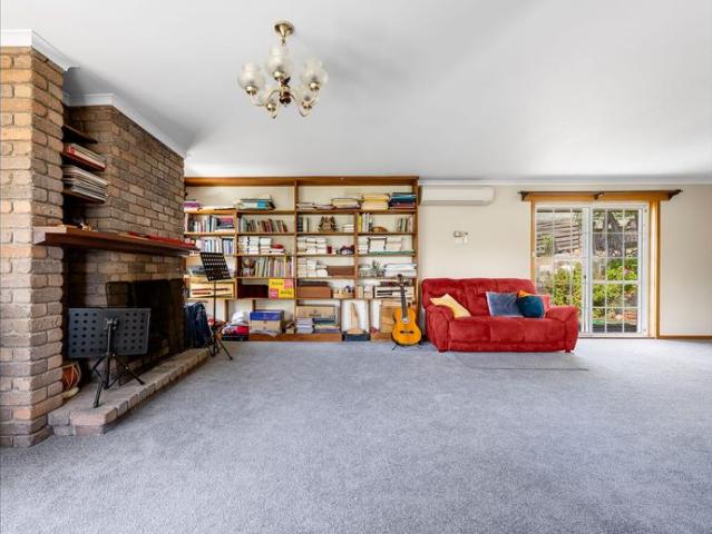 Bay Views, Beachside Living & Peaceful Privacy