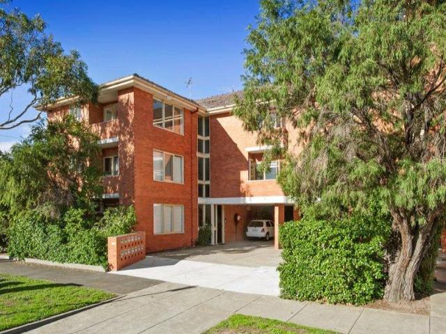 BAY VIEWS IN LOVELY ST KILDA WEST!