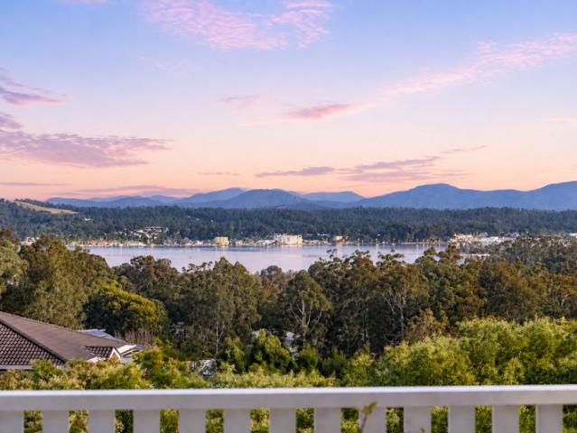 Bay Views, Mountain Sunsets & Coastal Charm