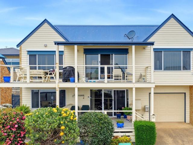 Bay Views, Secure Complex & Convenient San Remo Living