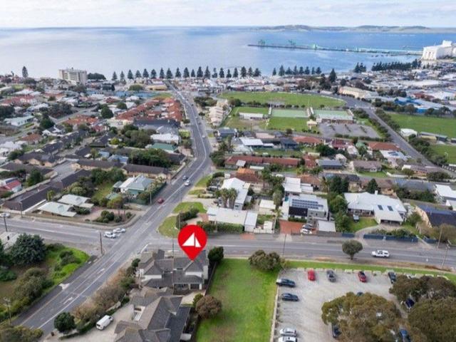 Bay Views, Versatile Living & Coastal Convenience
