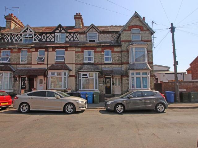 Bayes Street, Kettering. 3 bed townhouse to rent £1,300 pcm £300 pw