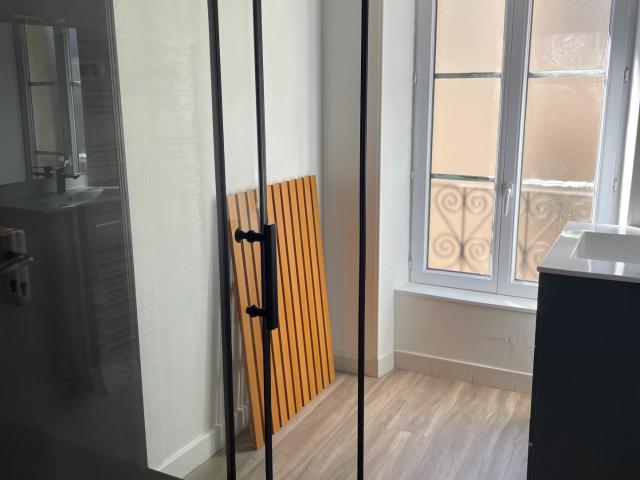 BAYEUX CENTRE, F3 1er étage en duplex, grand séjour pierres apparentes, cuisine aménagée, 2 chambres.