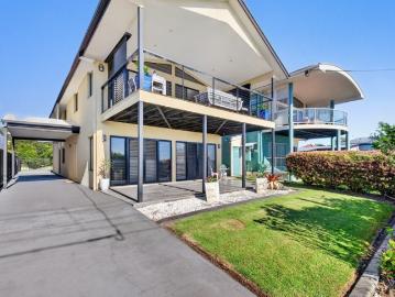 BAYFRONT LUXURY WITH STUNNING MORETON BAY VIEWS