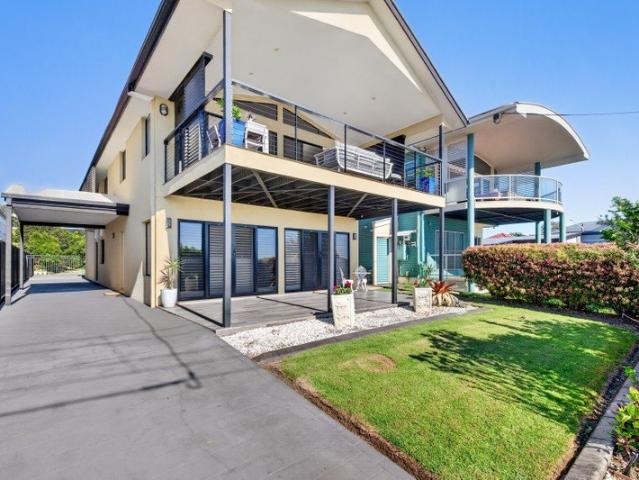 BAYFRONT LUXURY WITH STUNNING MORETON BAY VIEWS