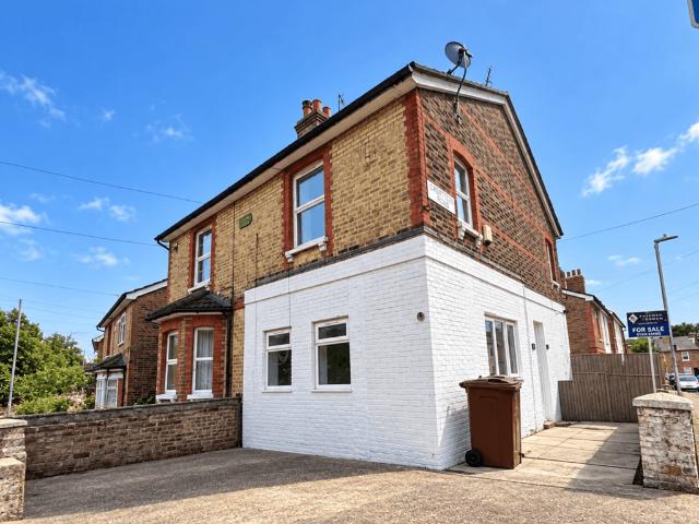 Bayhall Road 3 bed semi detached house to rent £1,850 pcm £427 pw