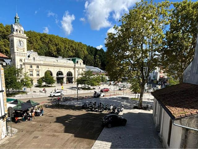 Bayonne coeur historique immeuble de 260 m² habitable dont 90 m2 local commercial