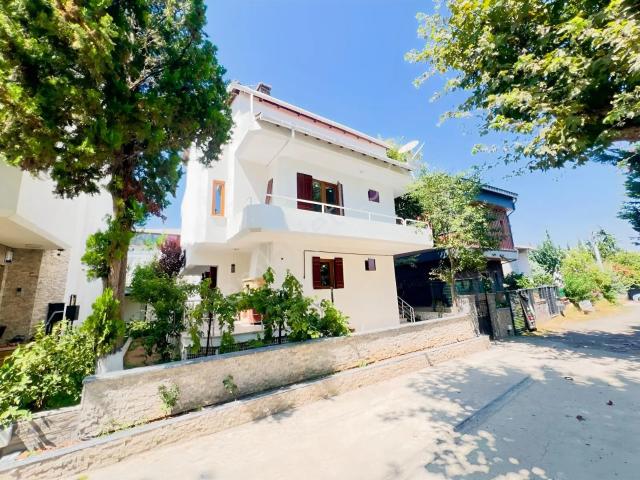 Bayramoğlu'nda Havuzlu Site İçinde Güvenlikli Kiralık Villa