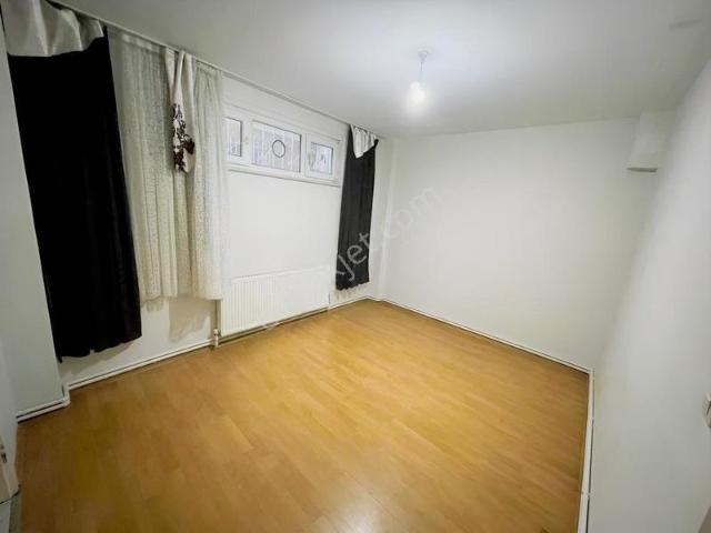 Bayrampaşa Muratpaşa Mah. Yarı Bodrum Bahçeli 2+1 Kiralık Daire!