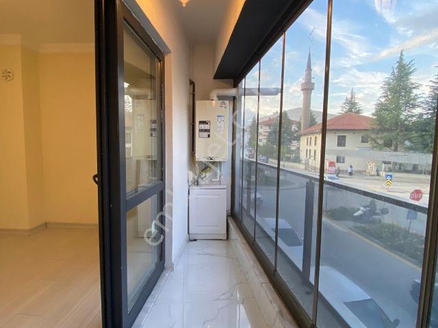 Bayrakçeken’den 1+1 Kiralık Aktaş Mah Ara Kat Yol Cepheli