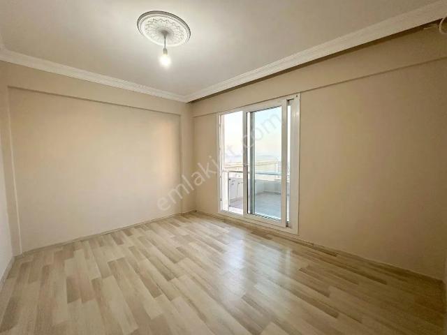 Bayraklı Muhittin Erener Mahallesi'nde 1+1 Kiralık Daire