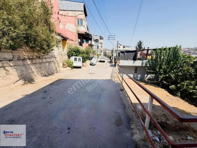 Bayraklı Nafiz Gürman Mahallesi 3 Katlı Satılık Müstakil Ev