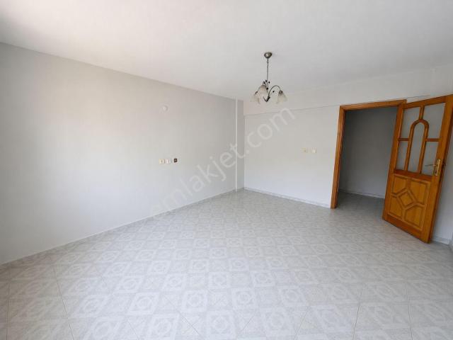 Bayraklı Onur Mahallesinde Kapalı Mutfak Kiralık 3+1 Daire