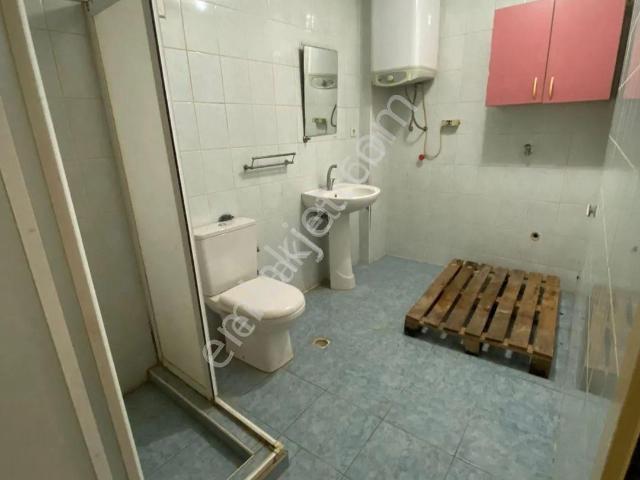 Bayraklı Adalet Mahallesi'nde Kiralık 1+1 Bahçe Katı