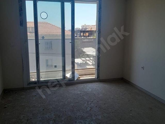 Bayraklı Cengizhanda Satlık iki artı bir daire