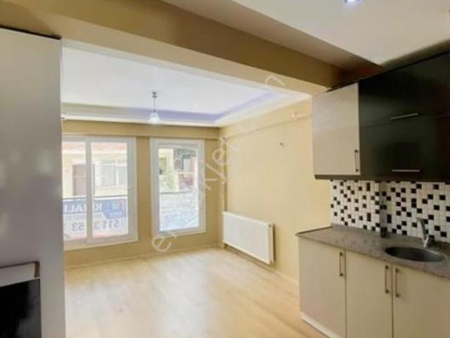 Bayraklı'da Merkezi Konumda Kiralık 2+1 Daire