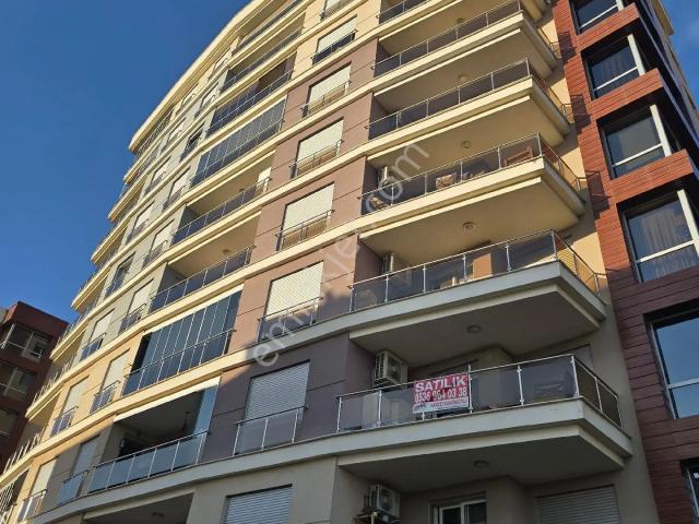 Bayraklı Körfez Mahallesi'nde Panorama Körfez Evlerinde Satılık 3+1 Köşe Daire