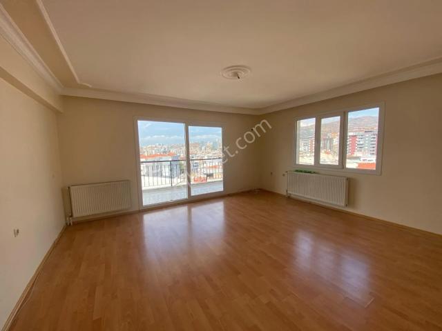 Bayraklı Postacılarda 3+1 Doğalgazlı Asansörlü Kiralık Daire