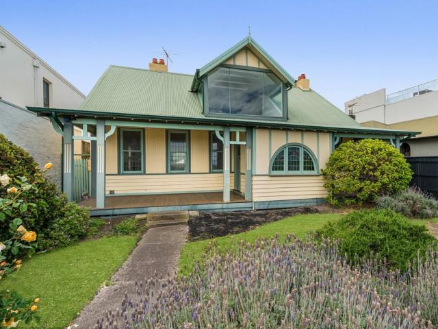 Bayside Classic with exceptional Bay Views