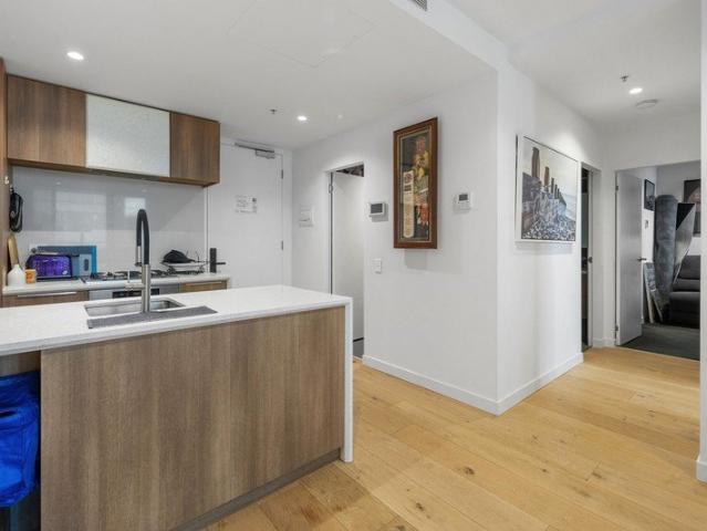 Bayside Elegance Waterfront Outlook with Private Gym Access