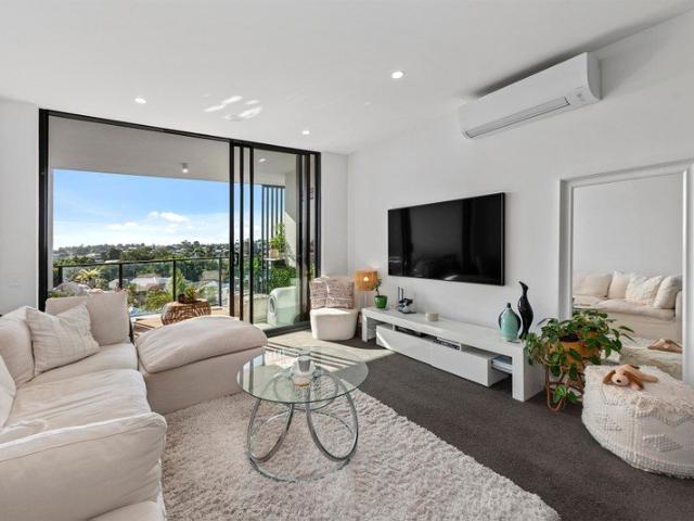Bayside Living with 360° Rooftop Views | Prime Wynnum Location