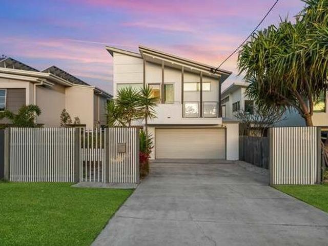 Bayside Living at Its Best Ormiston bayside with breathtaking rooftop terrace
