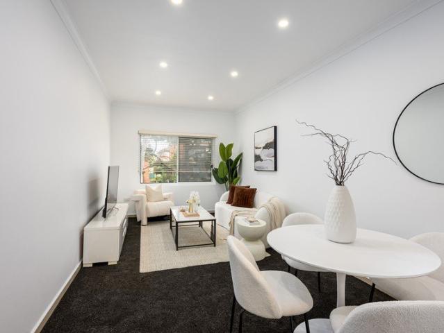 BAYSIDE LIVING IN THE HEART OF BRIGHTON LE SANDS