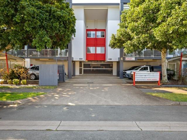 BAYSIDE LIVING JUST MOMENTS FROM THE WATERFRONT!