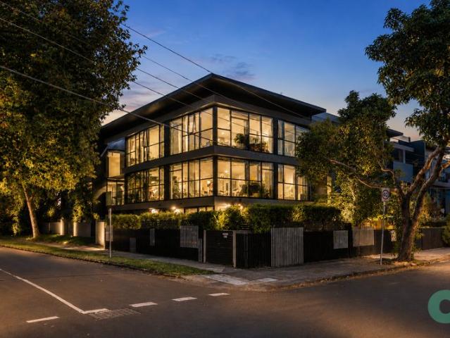 Bayside Sophistication in the Heart of Elwood