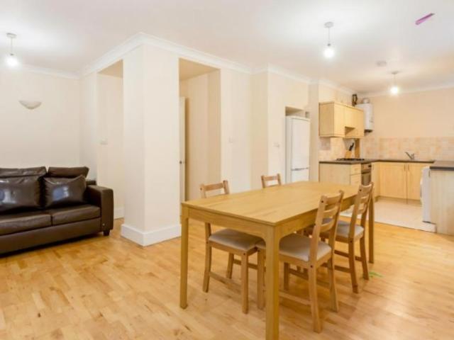 Bayswater, London W2 3 bed flat to rent £4,500 pcm £1,038 pw