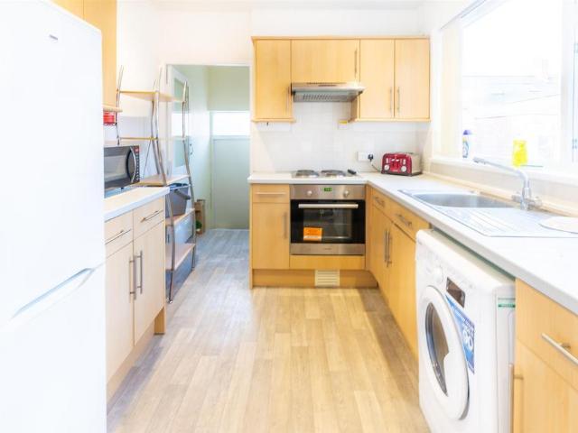 Bayswater Road Jesmond 3 bed apartment to rent £1,890 pcm £436 pw
